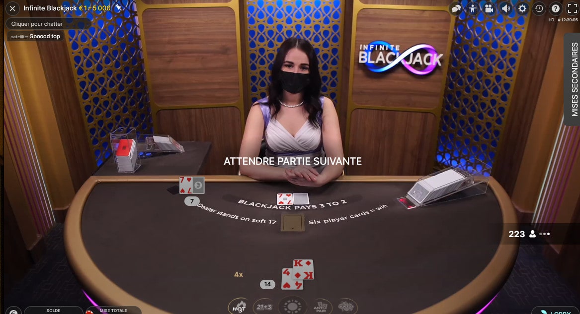 Croupière en live a une table de blackjack en direct