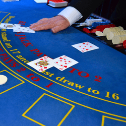 Croupier de blackjack au casino